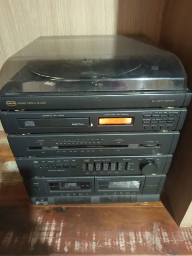 Stereo sistem CCE. Toca LP, cd, fita e rádio 