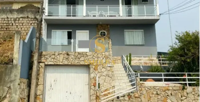 Casa com 3 dormitórios mais 2 kitnets