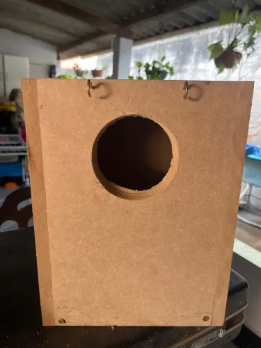 Ninho externo vertical para calopsitas