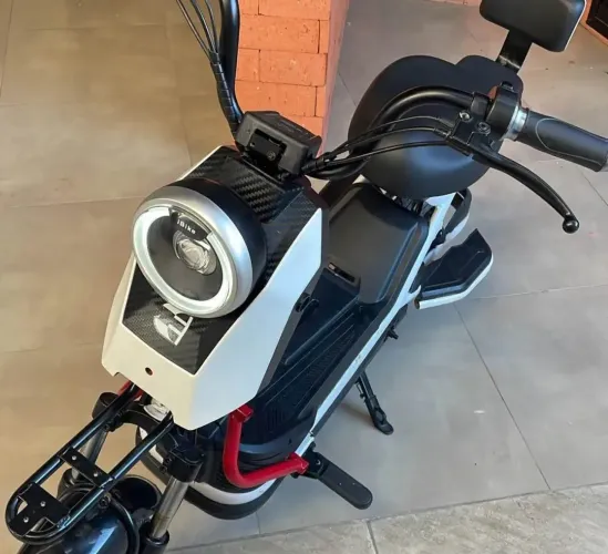 Scoter elétrica ela é igual a Joy