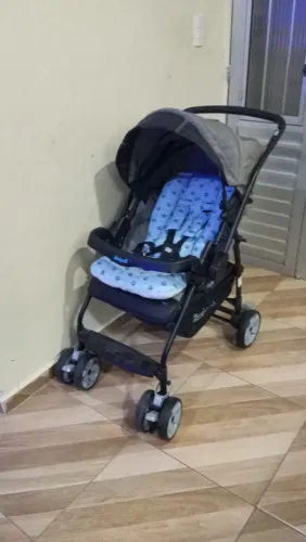 Carrinho de bebê semi-novo