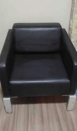 vendo poltrona de couro com base de ferro