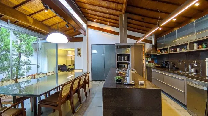 Casa à venda em Condominio Fechado de 04 quartos, 01 suíte, 02 vagas no Buritis de 252m²