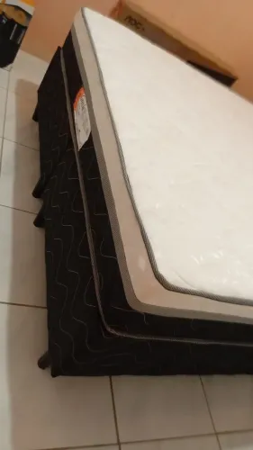 Uma cama queen nova
