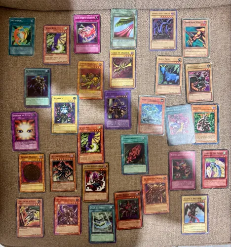 CARTAS YU-GI-OH! - COM FEITICEIRO DE MAGIA NEGRA E CARTAS CLÁSSICAS