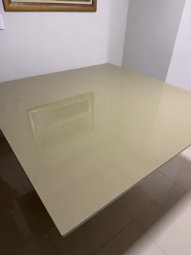 Mesa quadrada de 8 lugares, 1,5x1,5m de laca off white com vidro 
