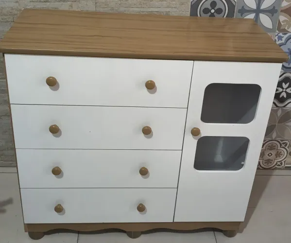 Cômoda bem conservada