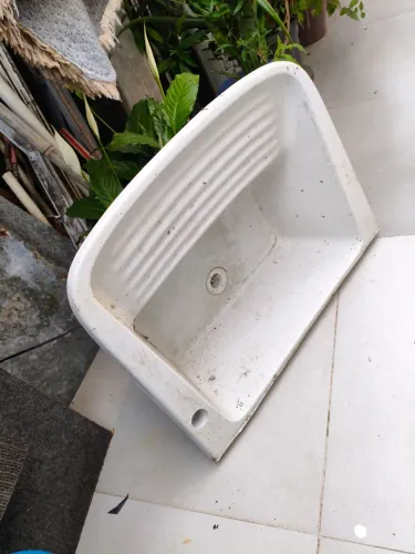 Pia dê cozinha e tanque.