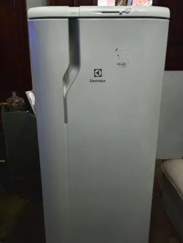 Geladeira média em perfeito estado