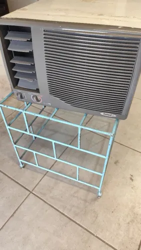 1 ar condicionado quente e frio ? 7.500 BTUs Consul de janela com 1 caixa de ferro 