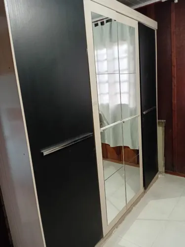 Guarda roupa grande com espelho