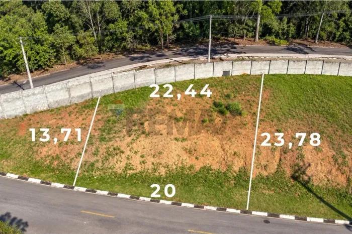 Terreno Aclive de 365,25m² no Condomínio Villagio New Ville em Santana de Parnaíba por R$4
