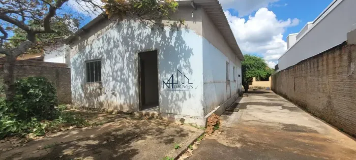 Casa c/ Barracão - Jardim Itaiupu - Goiânia - GO