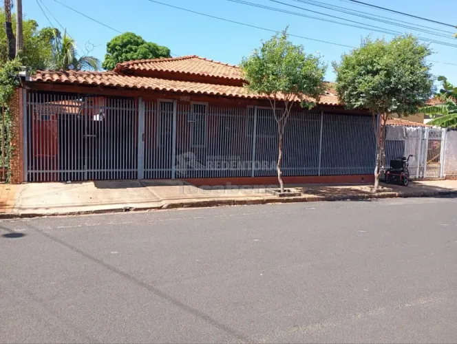CASA A VENDA EM GUARACI/SP - CENTRO