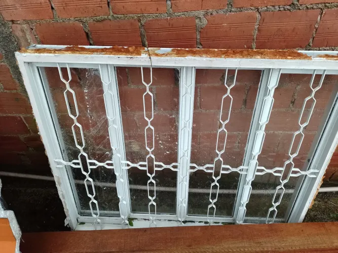 Vende-se janela de alumínio branco