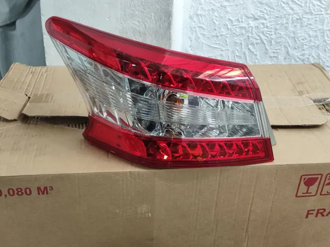 Lanterna esquerda Sentra led 
