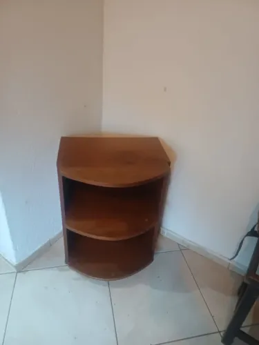 Vendo uma estante de canto.