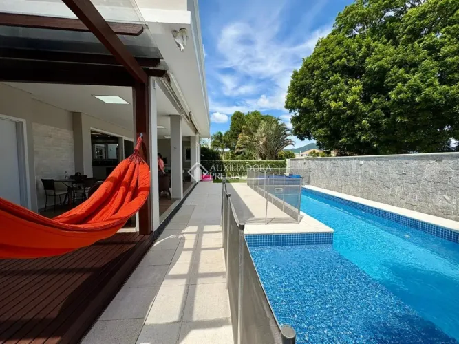 Casa com 4 dormitórios em condomínio fechado no Campeche