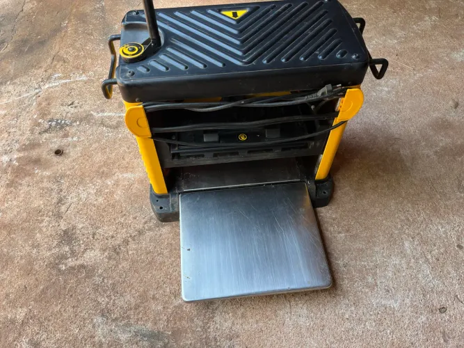 Plaina Desengrossadeira portatil para Madeira DEWALT DW733