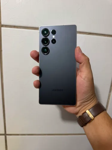 Vendo Samsung Galaxy s25 ultra 512g com carregador, capinha e nota fiscal . Valor 3.950$