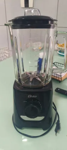 Liquidificador de 1250W com jarra de vidro modelo Power Oster OLIQ520.