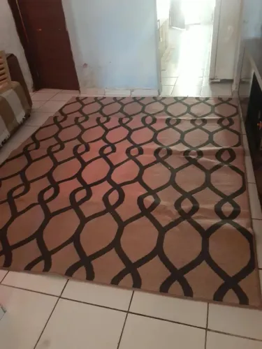Tapete de sala na cor rosa com preto medindo 2/5 com algumas avarias na parte de baixo 
