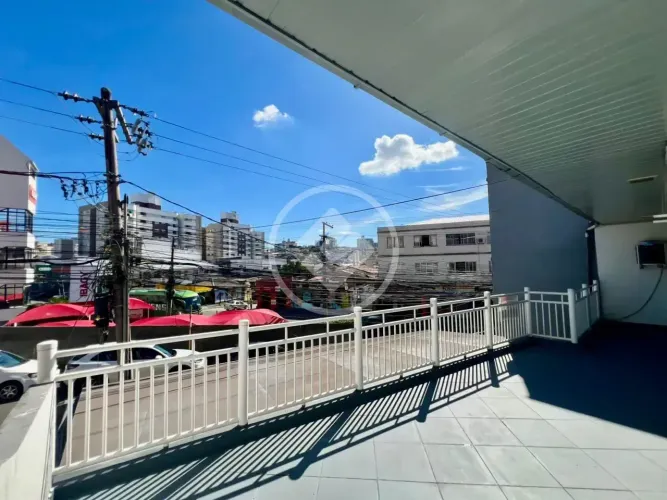 FCS-Casa de Esquina com 2 Salas Comerciais no Coração de Capoeiras | Uso Misto + 260m²