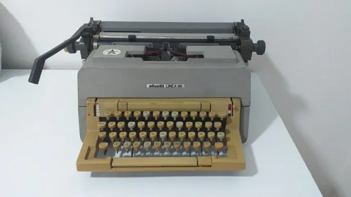 Máquina de Escrever Olivetti Linea 98