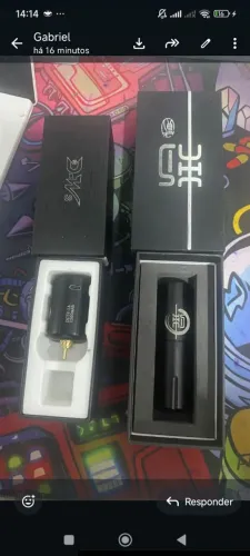 Vendo máquina de tatuagem.