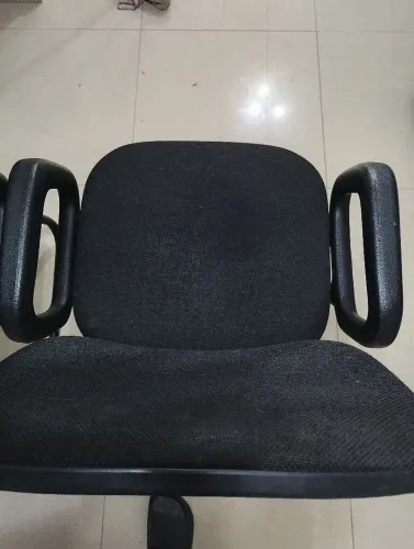 Vendo 4 cadeiras sem rodinha de escritório e 1 mesa de escritório