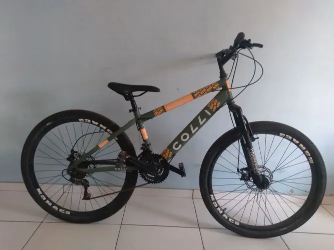 Bicicleta colli Mônaco, aro 25, freio a disco com 21 marchas