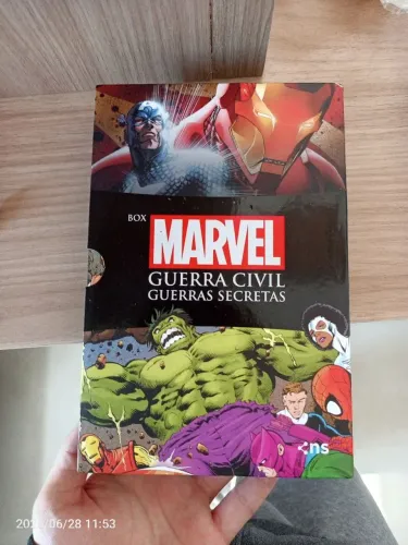 Box Marvel guerra civil e guerra secretas com poster