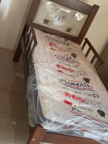 Cama de solteiro com grades de proteção, serve pra adulto e criança.