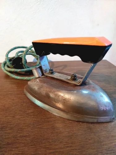 Ferro de passar vintage, retrô, colecionismo, funcionando