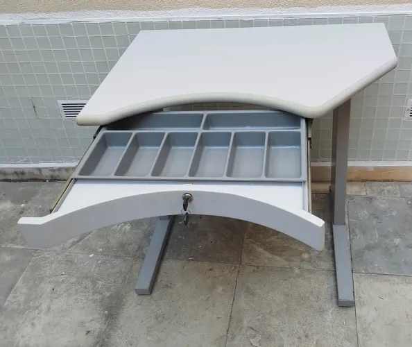 Mesa multiuso com gaveta
