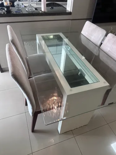 Mesa e cristaleira