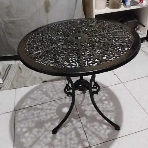 Mesa de alumínio fundido antiga 