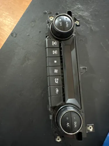 Vendo comando de ar-condicionado original da Hilux 2023