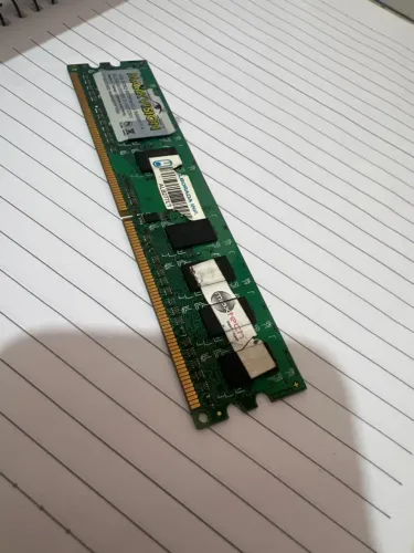 DDR2 com capacidade de 1 GB e frequência de 667 MHz 1GB DDR2-667MHz-CL5).