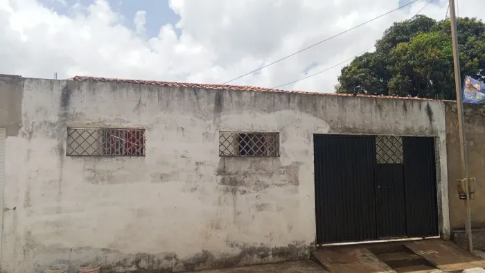 Casa murada, terraço,quintal , 2 quartos,1 banheiro,1 cozinha