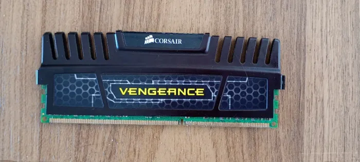 Memória Corsair Vengeance DDR3 4GB 1866MHz