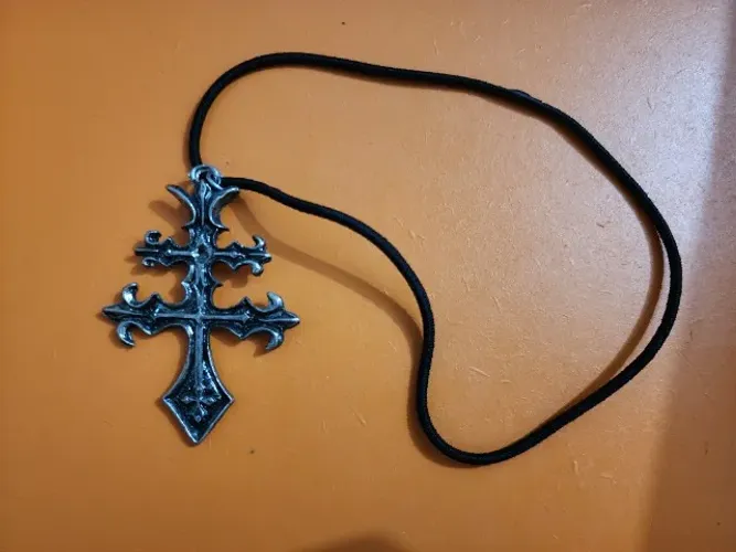 Cordão preto com pingente cruz (novo)