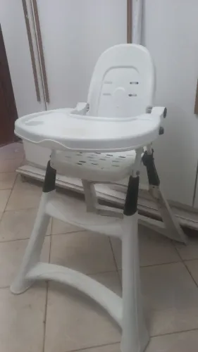 Cadeira de alimentação infantil seminova