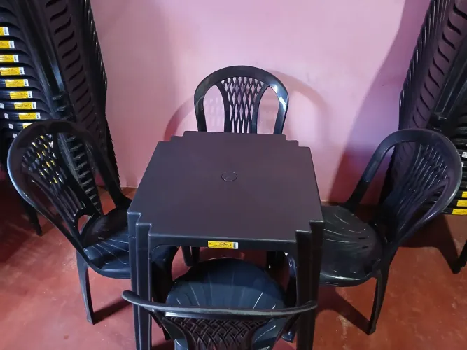 Jogo de Mesa e Cadeiras Plástico Novas 