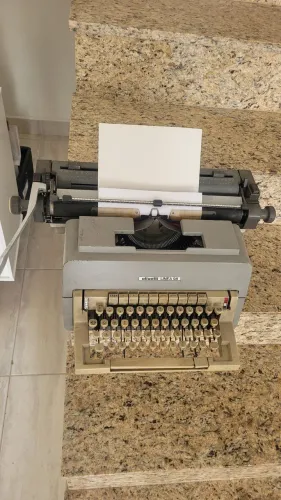 Maquina de escrever olivetti linea 98