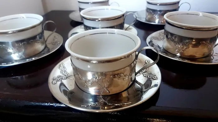 Jogo de xicaras, em porcelana e inox