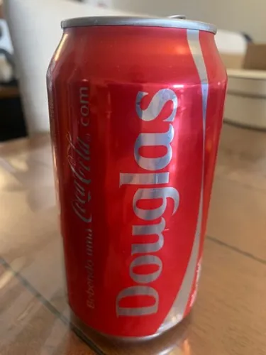 Lata Coca Cola vazia nome Douglas 2015