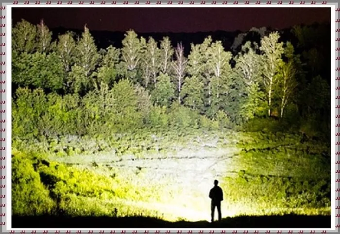 Lanterna de Led Xhp 160 - Super potente - carrega celulares numa emergência