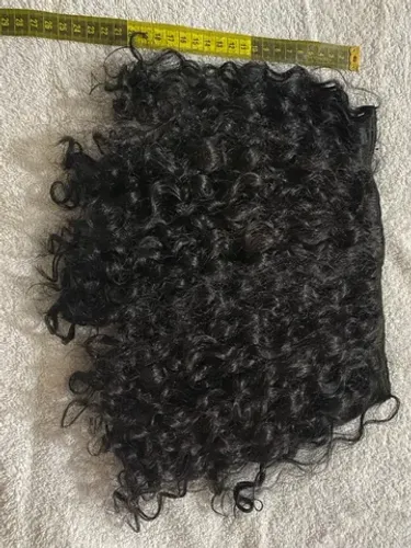 Cabelo cacheado natural (não tem permanente)
