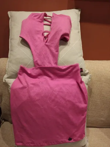 Vestidinho ousado marca COROA